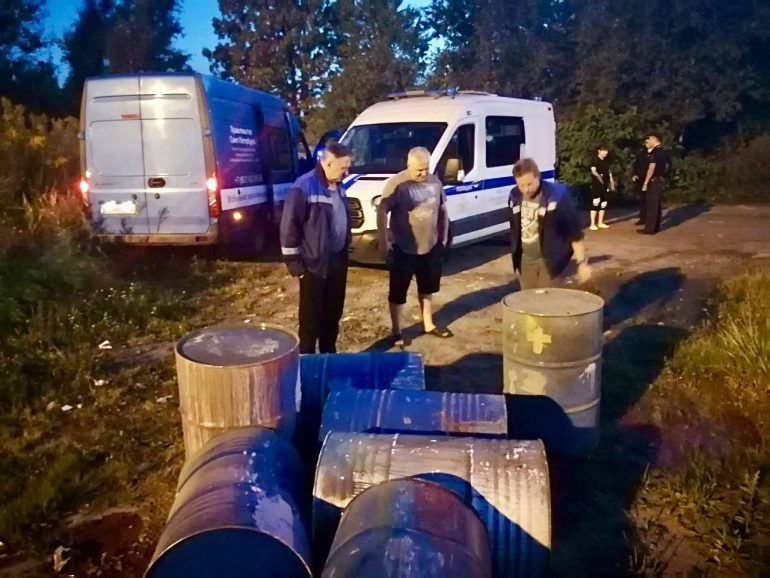 В садоводстве в Красногвардейском районе нашли бесхозные бочки с неизвестным веществом