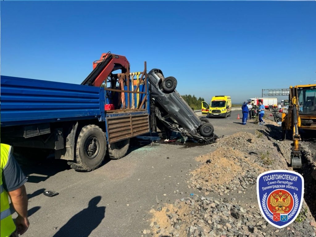 На КАД «Лада» несколько раз перевернулась и врезалась в КамАЗ, водитель погиб