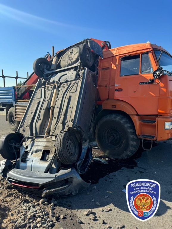 На КАД «Лада» несколько раз перевернулась и врезалась в КамАЗ, водитель погиб