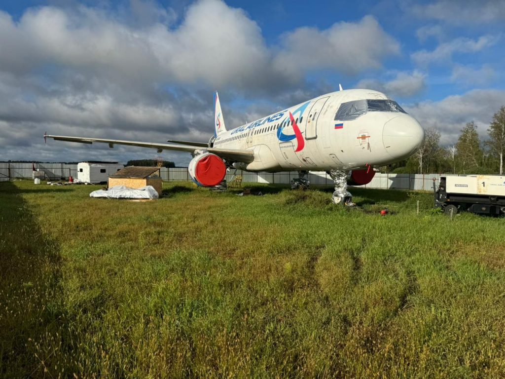 Севший в пшеничное поле под Новосибирском Airbus А320 «Уральских авиалиний» разбирают на запчасти