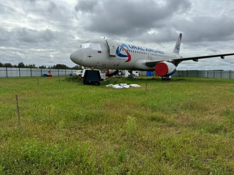 Севший в пшеничное поле под Новосибирском Airbus А320 «Уральских авиалиний» разбирают на запчасти