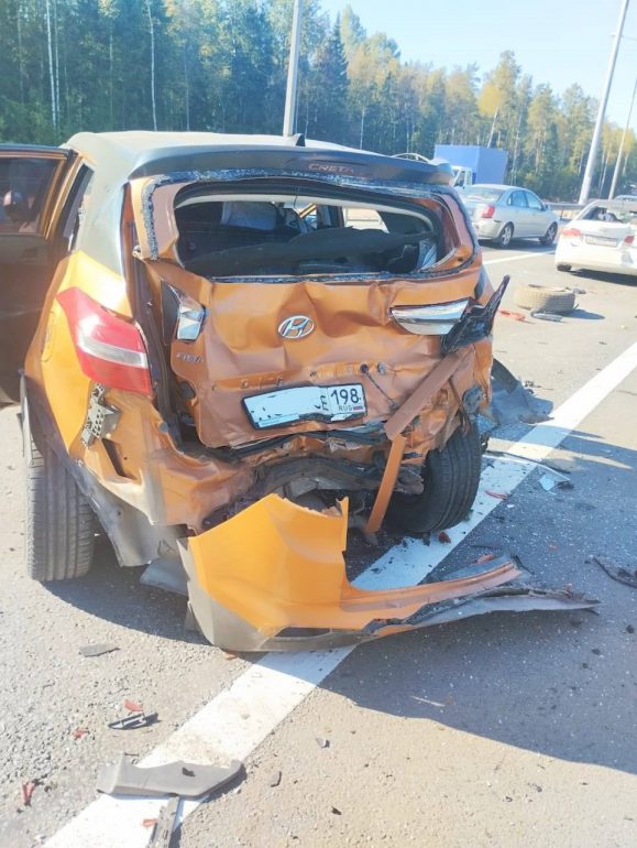 На КАД после ДТП кроссовер едва сам себя не вогрузил на эвакуатор