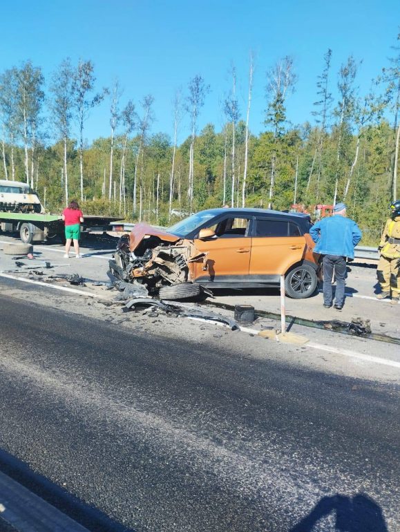 На КАД после ДТП кроссовер едва сам себя не вогрузил на эвакуатор