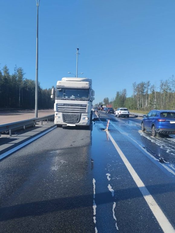 На КАД после ДТП кроссовер едва сам себя не вогрузил на эвакуатор