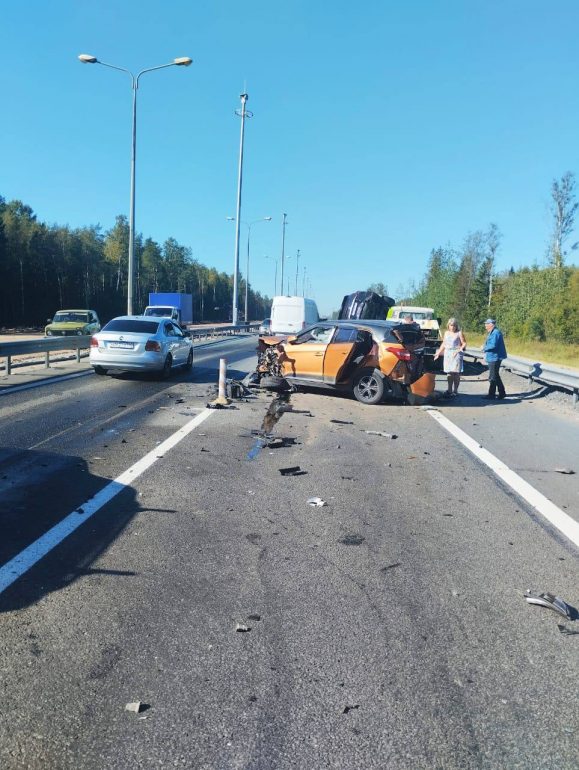 На КАД после ДТП кроссовер едва сам себя не вогрузил на эвакуатор