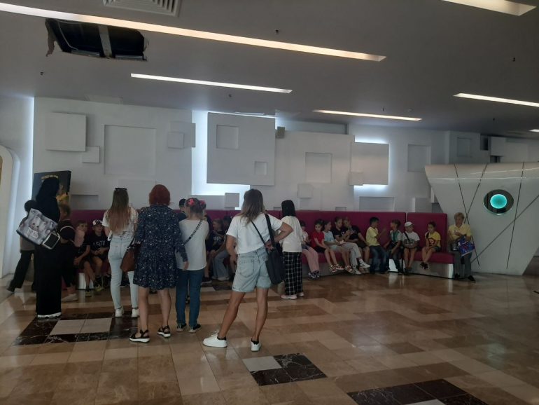 Толпы школьников бродят по улицам и ТК в Петербурге