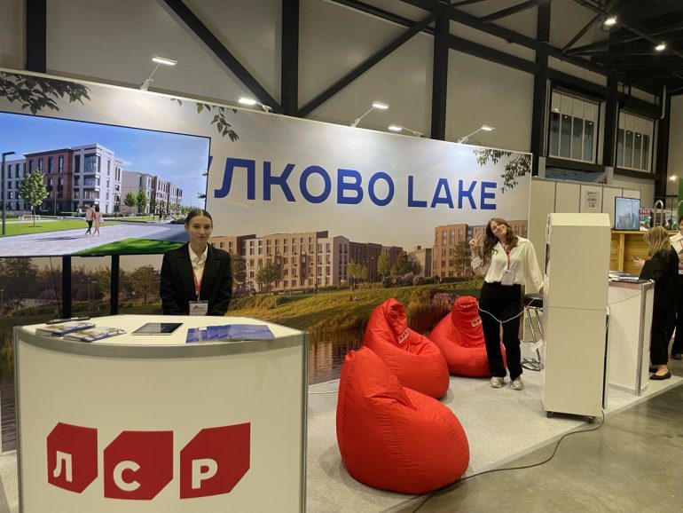 Три красных «плюх на попу» от ЛСР на Ярмарке недвижимости