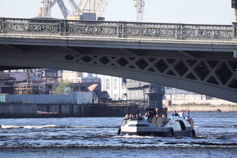 На экскурсионно-прогулочные маршруты выйдет первое в Петербурге электросудно «Мойка 2.0»