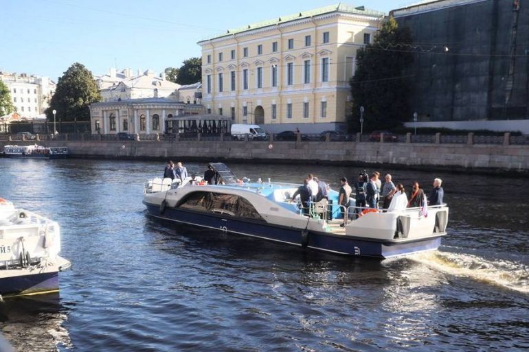 На экскурсионно-прогулочные маршруты выйдет первое в Петербурге электросудно «Мойка 2.0»