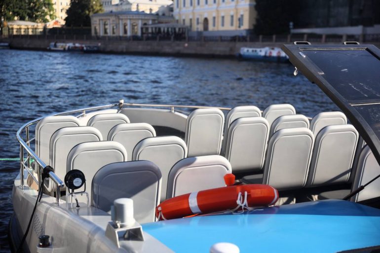 На экскурсионно-прогулочные маршруты выйдет первое в Петербурге электросудно «Мойка 2.0»