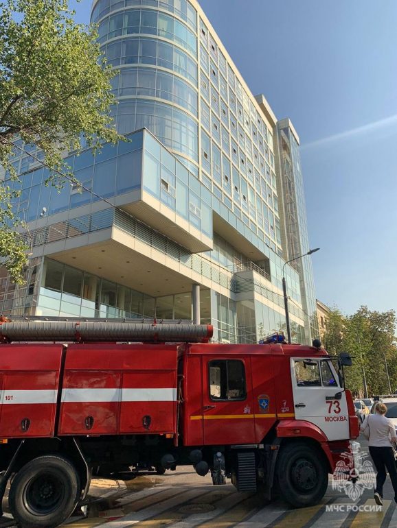Более 300 студентов эвакуировали из-за пожара во ВГИКе в Москве