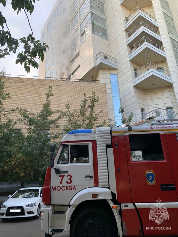 Более 300 студентов эвакуировали из-за пожара во ВГИКе в Москве