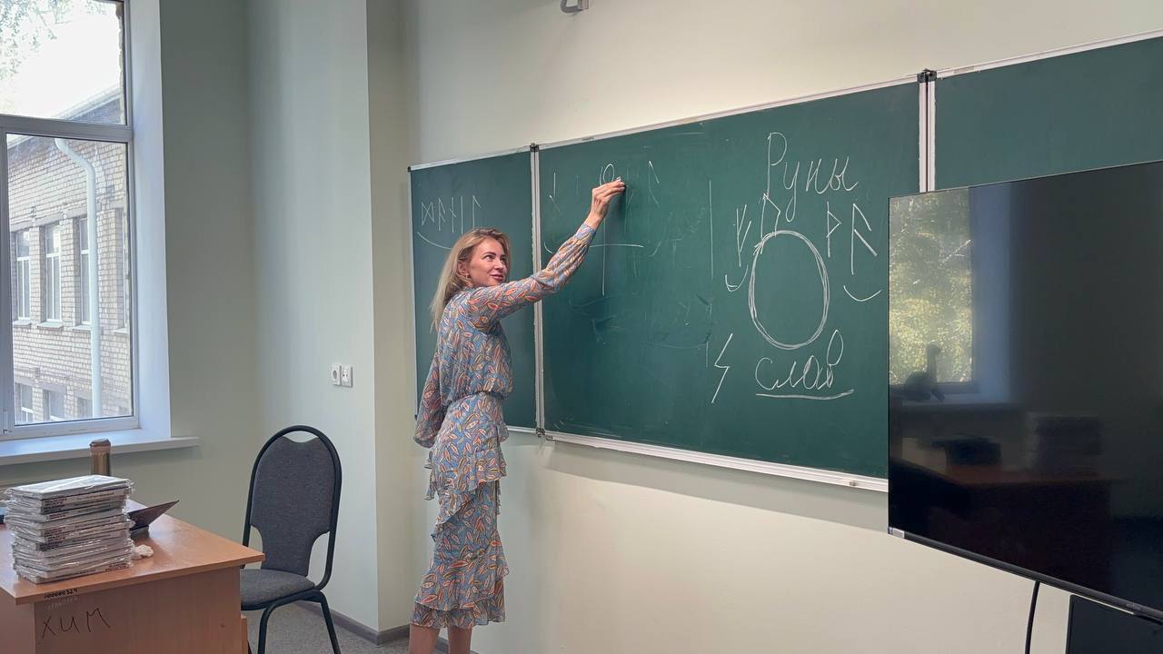 В Херсоне Полонская на уроке в школе нарисовала руны