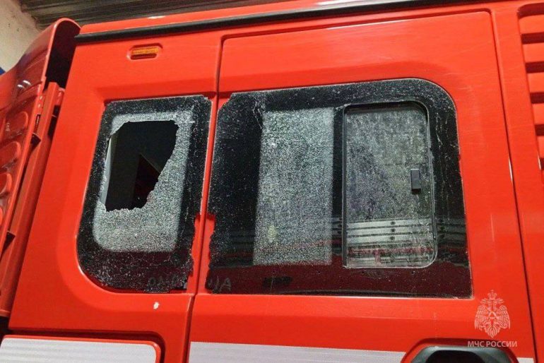 Дроны атаковали автомобиль сотрудников МЧС в ДНР