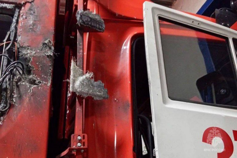 Дроны атаковали автомобиль сотрудников МЧС в ДНР