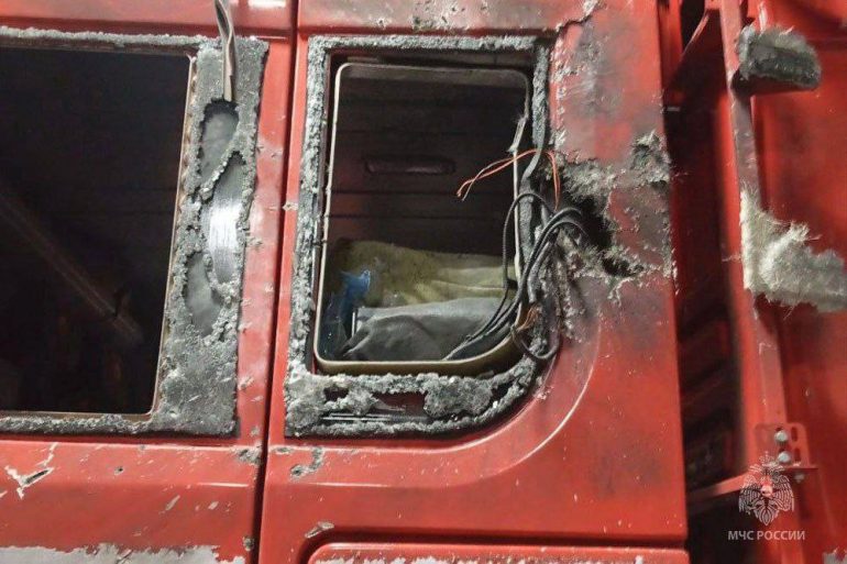 Дроны атаковали автомобиль сотрудников МЧС в ДНР