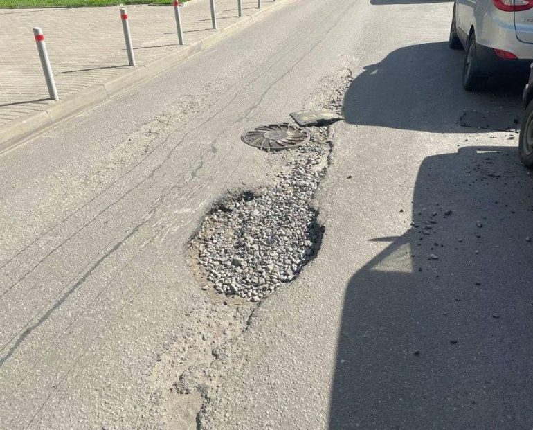 Прокуратура нашла ямы глубиной до 8 см на дороге на Кременчугской