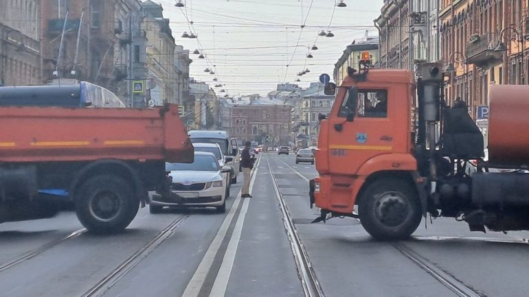 Смольный услышал Мойку78, рекламные экраны рассказывают о перенесении мощей Александра Невского