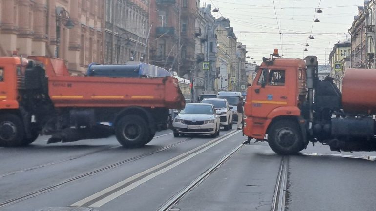 Смольный услышал Мойку78, рекламные экраны рассказывают о перенесении мощей Александра Невского
