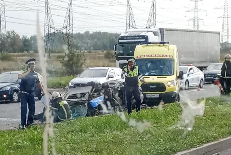 Полиция показала кадры ДТП с «Субару» и уборочной машиной на Софийской