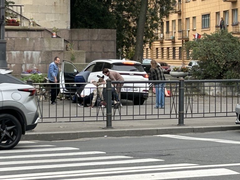 Пешеход оказался под колесами "Форда" на углу Песочной и Грота