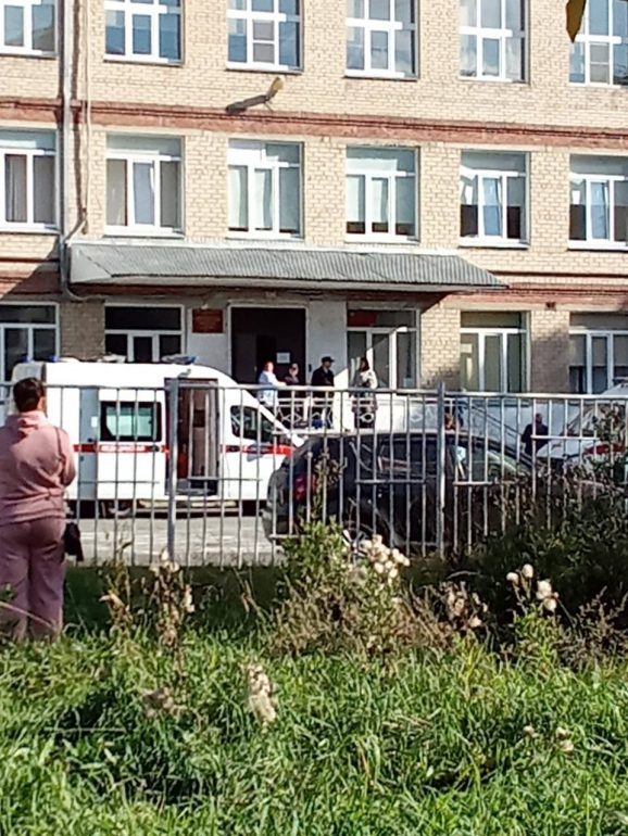 Ученик напал с молотком на школу в Челябинске: что известно к этому часу