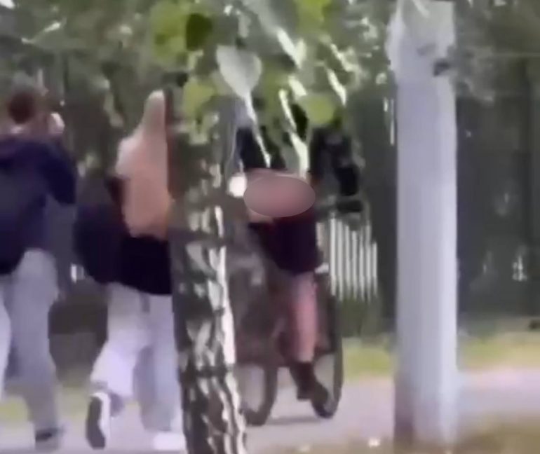 В Купчино велосипедист показывает девушкам задницу в стрингах