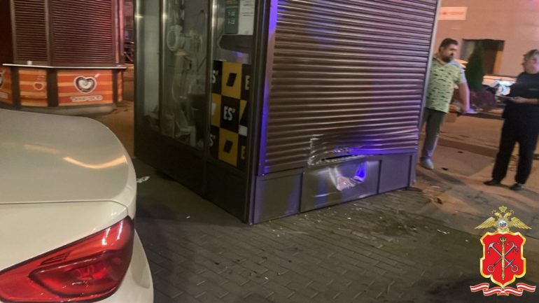 «БМВ» после аварии снес пешеходов и врезался в ларек на перекрестке Бассейной и Московского