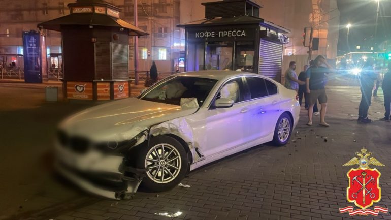 «БМВ» после аварии снес пешеходов и врезался в ларек на перекрестке Бассейной и Московского