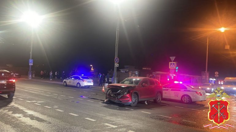 «БМВ» после аварии снес пешеходов и врезался в ларек на перекрестке Бассейной и Московского