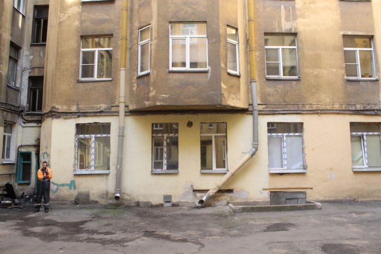 Дворник Олег спасал из окон жильцов на Лермонтовском, 8, где был пожар