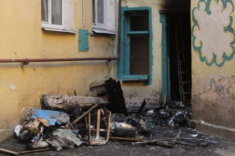 Дворник Олег спасал из окон жильцов на Лермонтовском, 8, где был пожар