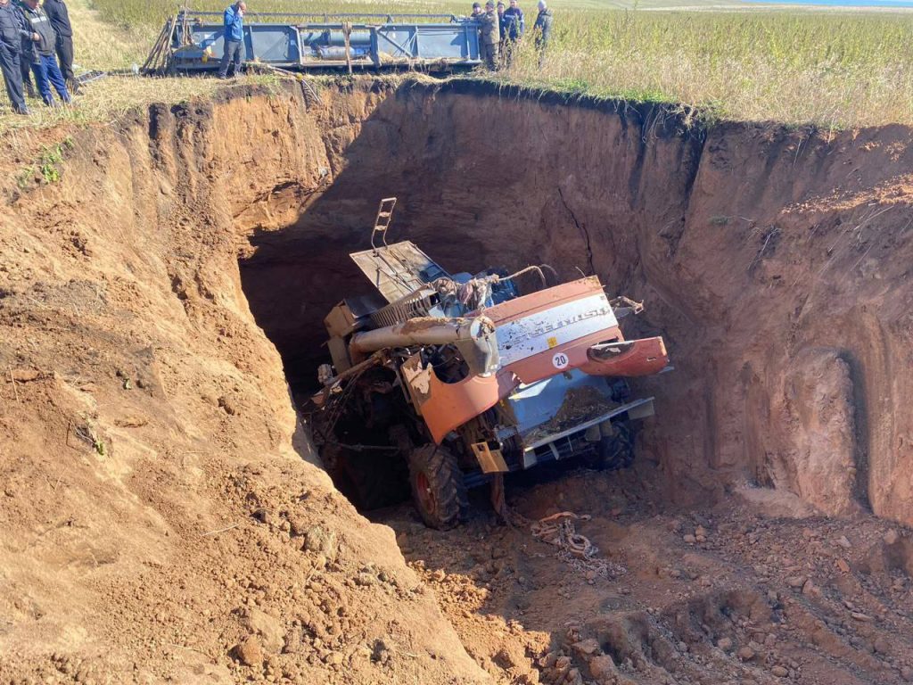 Падение в карстовую воронку привело к гибели водителя комбайна под Иркутском