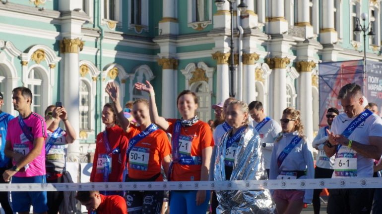Как бежали спортсмены на полумарафоне «Северная столица»