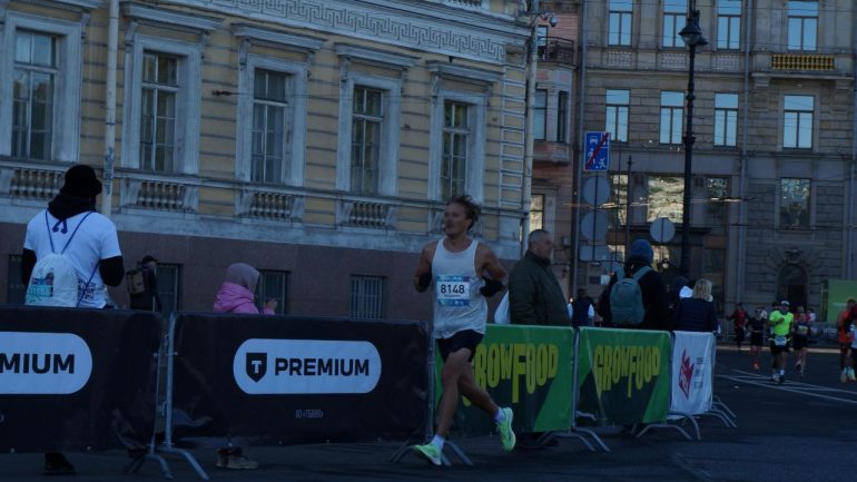 Как бежали спортсмены на полумарафоне «Северная столица»