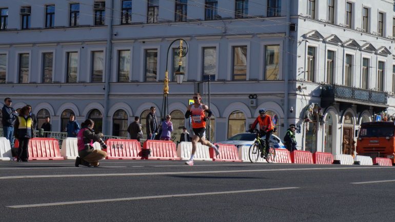Как бежали спортсмены на полумарафоне «Северная столица»