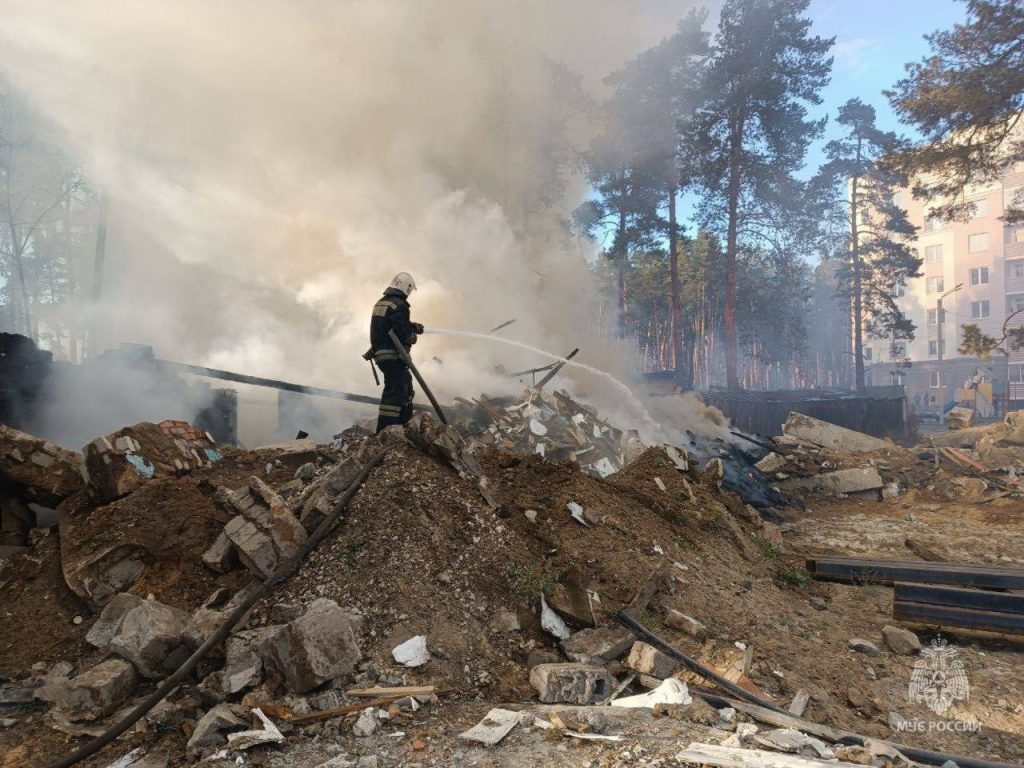 Во Владимире горели хозпостройки на 2,5 тысячи «квадратов»