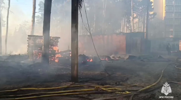 Во Владимире горели хозпостройки на 2,5 тысячи «квадратов»