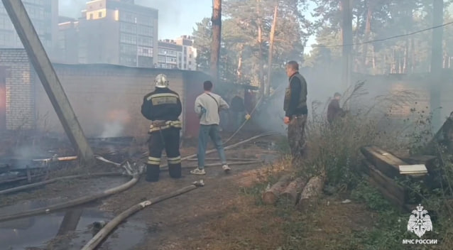 Во Владимире горели хозпостройки на 2,5 тысячи «квадратов»