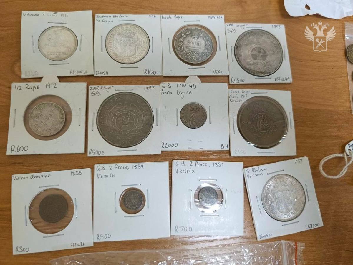 В Домодедово пассажир из Дубая спрятал в ботинке 156 старинных монет