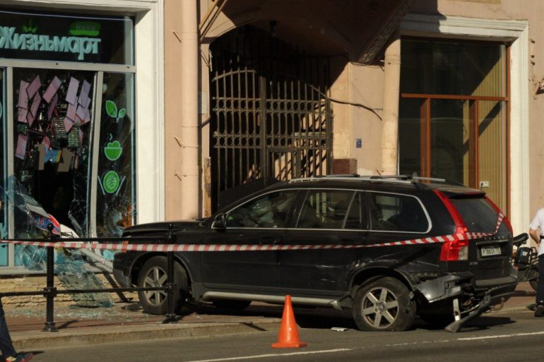 Появилось видео, как «Вольво» на В.О. влетел в магазин и сбил курьера на мопеде