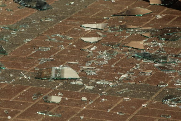 Появилось видео, как «Вольво» на В.О. влетел в магазин и сбил курьера на мопеде