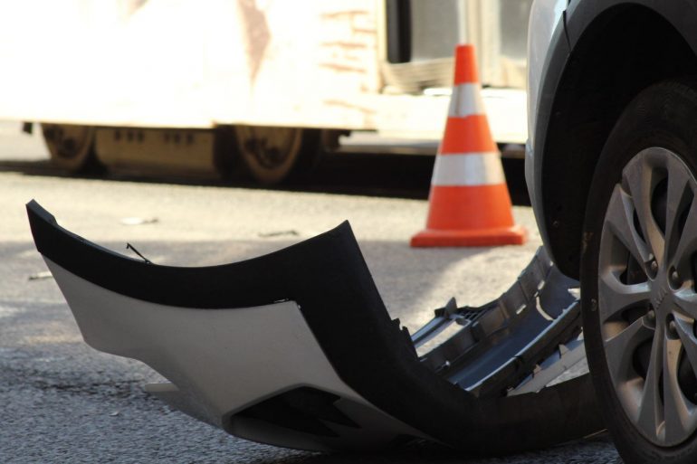 Появилось видео, как «Вольво» на В.О. влетел в магазин и сбил курьера на мопеде