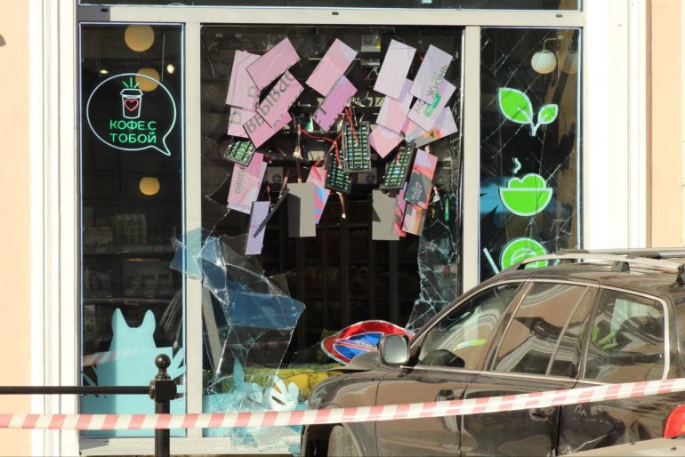 «Вольво» влетел в витрину магазина после ДТП на В. О., пострадал курьер на мопеде