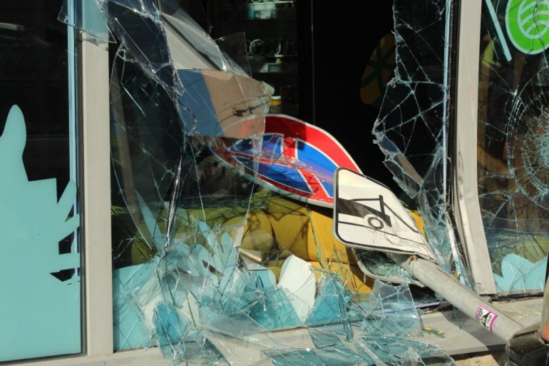 Появилось видео, как «Вольво» на В.О. влетел в магазин и сбил курьера на мопеде