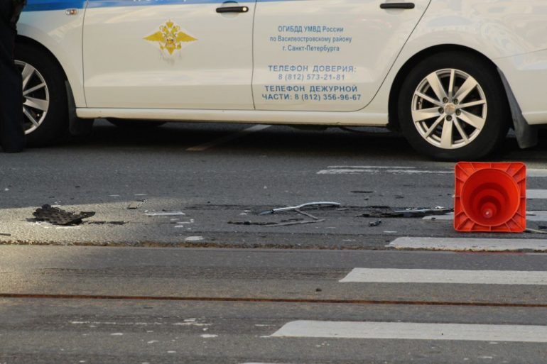 Появилось видео, как «Вольво» на В.О. влетел в магазин и сбил курьера на мопеде