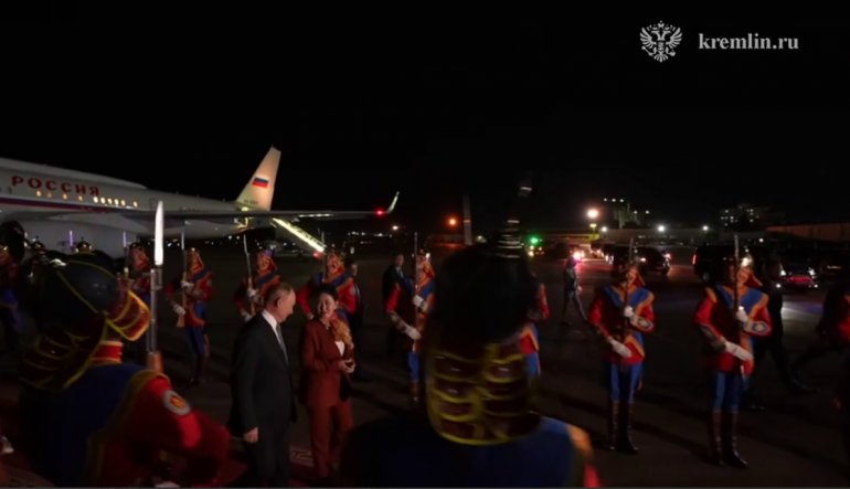 Путина в Улан-Баторе встречал почетный караул в дуулгах