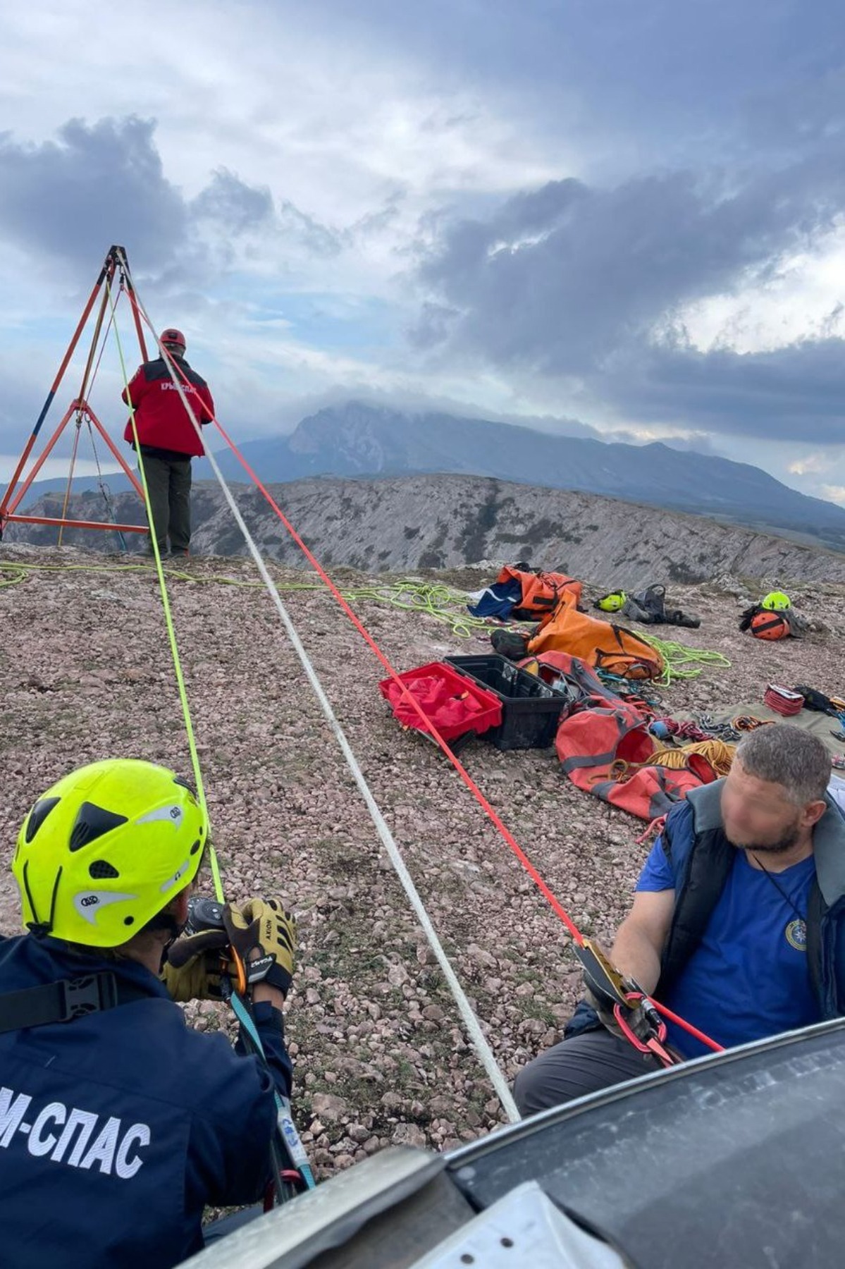 В Крыму байкер сорвался с обрыва в 100 метров