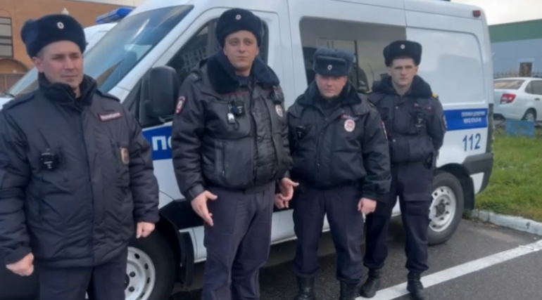 Полицейские показали, как спасали подростка, искусанного алабаями на Мебельной