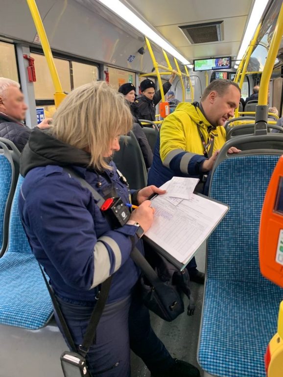 В автобусах Сестрорецка вместе с полицией искали безбилетников
